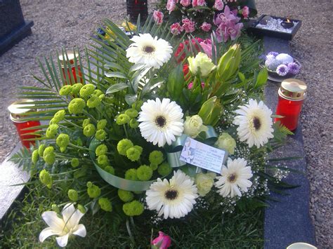 como fazer arranjos de flores para cemiterio